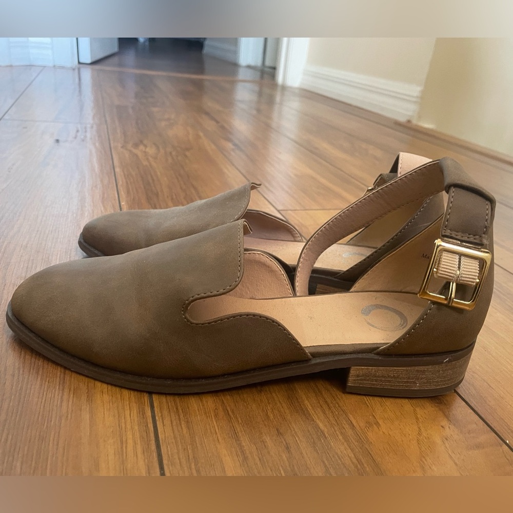 Women’s brown shoe with strap